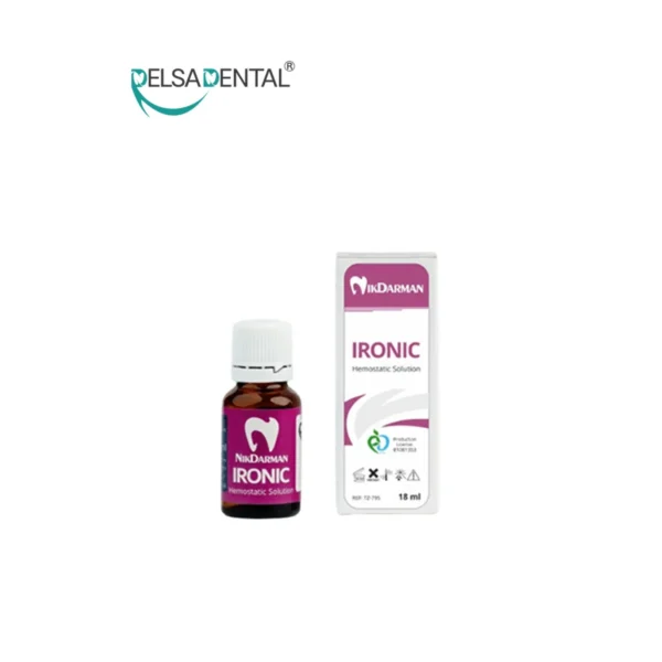 بطری و جعبه محلول انعقاد خون آیرونیک دندانپزشکی آیرونیک (Ironics Hemostatic Solution) برند نیک درمان با برچسب صورتی و سفید، توزیع شده توسط دلسا دنتال.